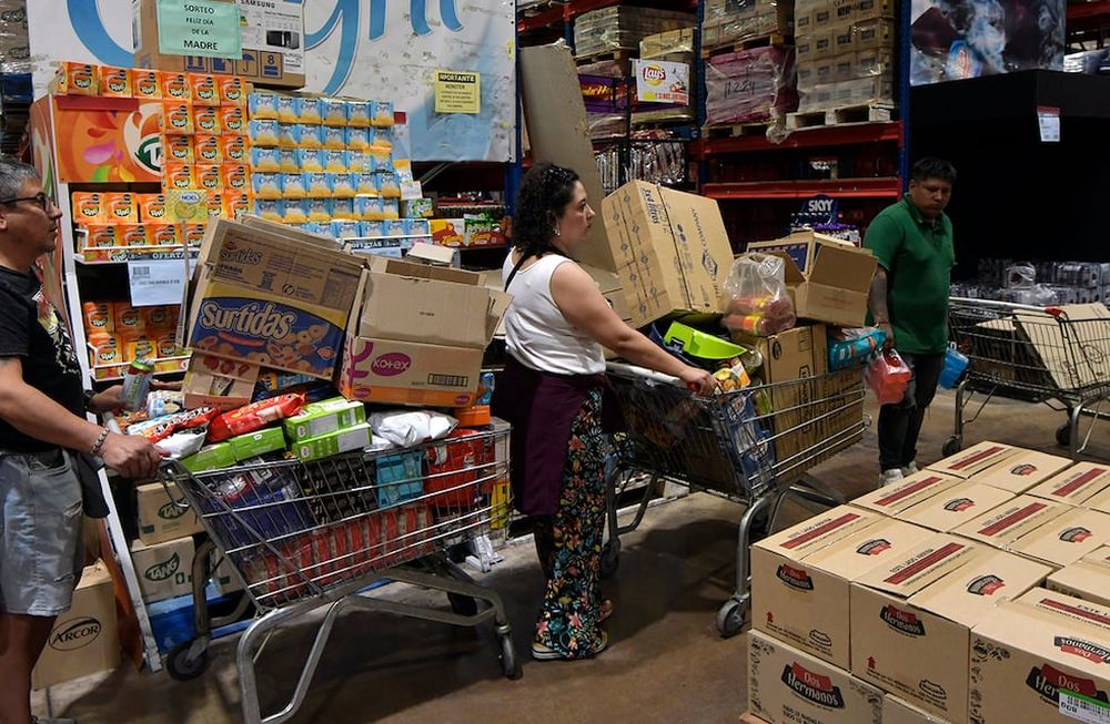 Compras en supermercados y mayoristas, mientras los argentinos adelantas sus compras los turistas se favorecen por el tipo de cambio. / Foto: Orlando Pelichotti