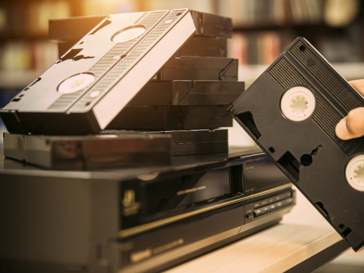 Un director de cine desafía al streaming al lanzar una película en VHS en 2026