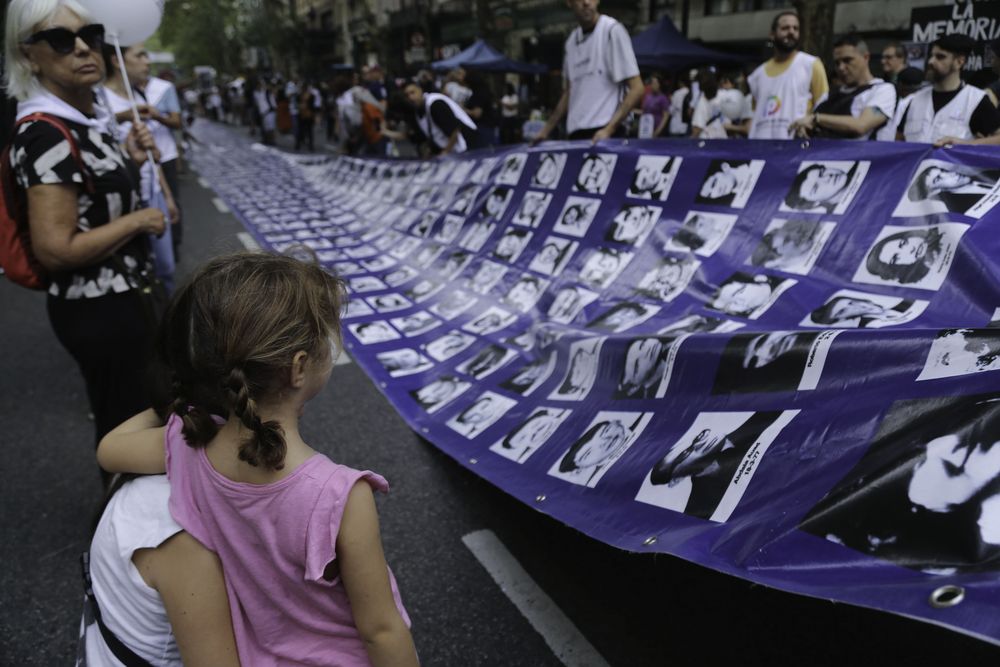 Las distintas organizaciones de Derechos Humanos, políticas y sindicales llegaron a las inmediaciones de la Plaza de Mayo. En el marco de la movilización a 49 años del golpe militar, organismos de Derechos Humanos (Madres, Abuelas, HIJOS, Encuentro Memoria, Verdad y Justicia) marchan junto a sindicatos y partidos políticos. 