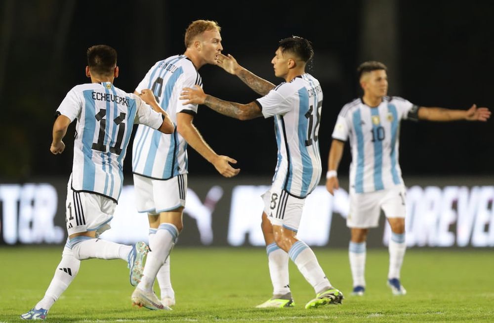 Luciano Gondou de Argentina celebra su gol ante Paraguay hoy, en un partido del Torneo Preolímpico Sudamericano Sub-23 en el estadio Polideportivo Misael Delgado en Valencia (Venezuela). EFE/ Rayner Peña R.