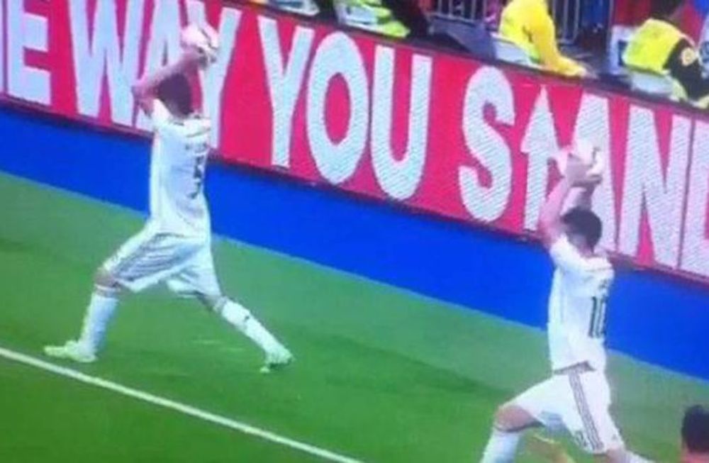 Fútbol insólito: dos jugadores de Real Madrid hacen un saque de banda al mismo tiempo