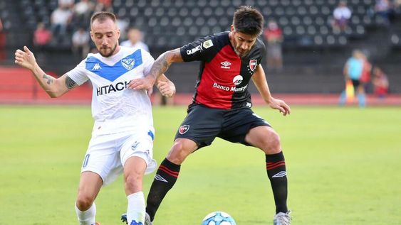 El volante de Newells Old Boys, Pablo Pérez, disputa la pelota con Federico Mancuello en el partido ante Vélez Sarsfield. / Gentileza: @canoboficial.