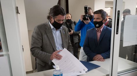 Los Andes | Hace seis meses. El 11 de agosto del año pasado, el ministro Ibáñez ingresó -rodeado de fotógrafos- el proyecto en la Legislatura. Foto: Gentileza