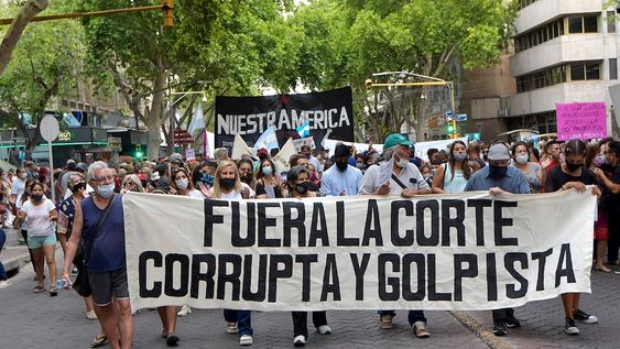 01 Febrero 2022 Mendoza. Cientos de personas se manifestaron este martes en las calles céntricas del Gran Mendozapara exigirles a los cuatro ministros de la Corte Suprema de Justicia que renuncien a sus cargos.Foto: Orlando Pelichotti / Los Andes