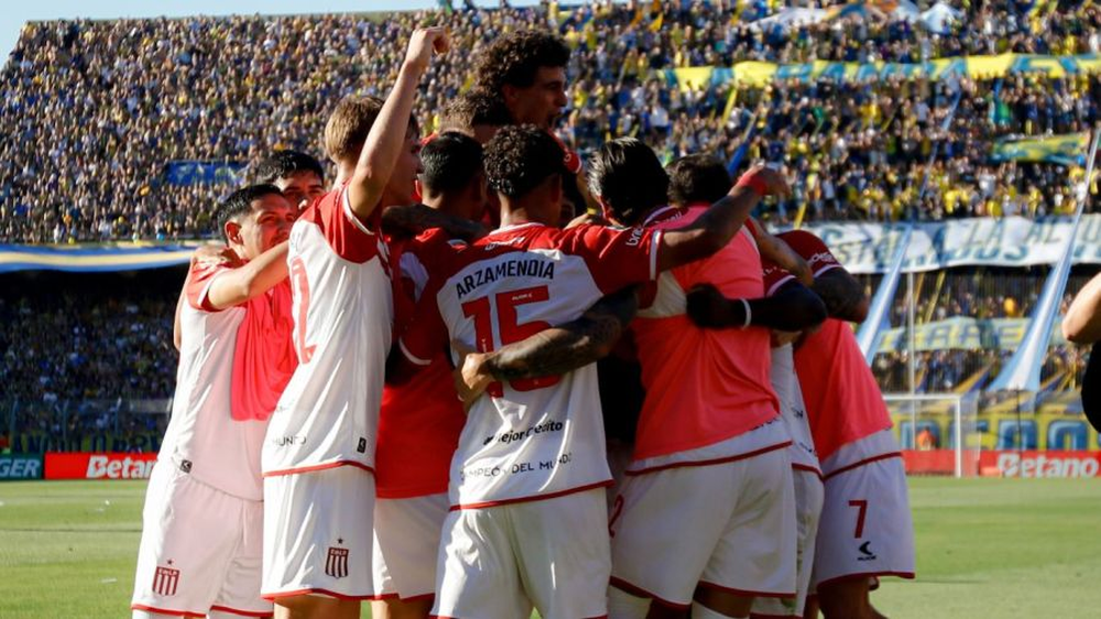 LIGA PROFESIONAL. Los jugadores de Estudiantes de La Plata festejan el gol de Cetre ante Rosario Central.&nbsp;