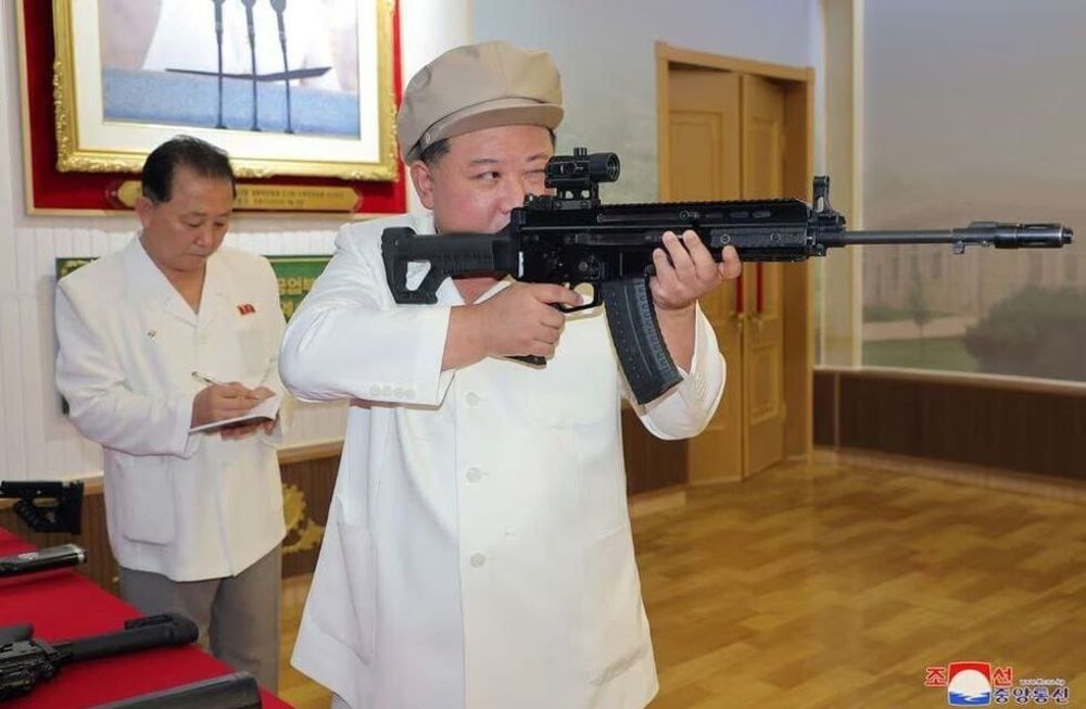 El líder norcoreano, Kim Jong-un, recorrió este fin de semana distintas fábricas de armas y se mostró probando varias de ellas.Imagen difundida por la agencia estatal KCNA.