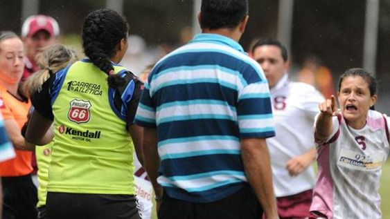 Lo peor del año en fútbol femenino: un DT le pegó a una jugadora rival