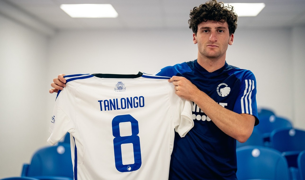 Tanlongo, posando con la camiseta del equipo suizo.