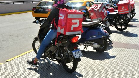 Las plataformas de delivery y taxi salvan a miles de familia para no terminar de caer.