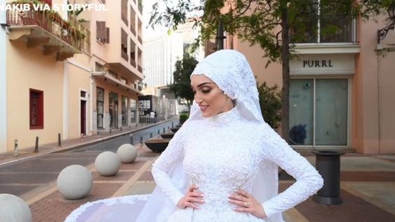 En las impactantes imágenes se puede ver a Israa Seblani posando con su vestido blanco cuando la onda expansiva interrumpe el momento