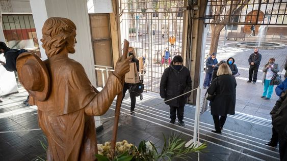 El día siguiente el Alférez lo enarbolaba en la Iglesia Matriz, mientras era celebrada solemnemente la Santa Misa en honor a Santiago Apóstol. / Foto: Ignacio Blanco / Los Andes