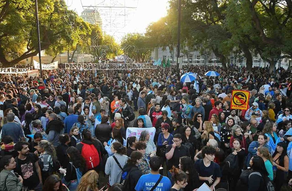 Más de 40 mil personas se movilizaron en Mendoza  en defensa a la educación pública y al no recorte de fondos para las universidades, una masiva movilización que empezó en la UNCuyo y finalizó en la plaza Independencia de Ciudad.Foto:José Gutierrez / Los Andes