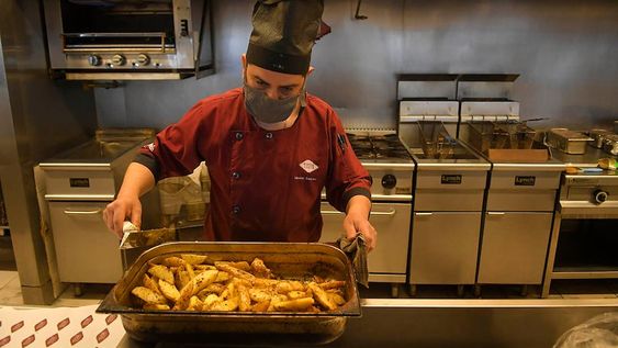 El gremio que agrupa a los empleados de comercio cerró partitarias con aumentos cercanos al 60%, pero se se darán en tramos desde septiembre. Antes, resta aplicar los aumentos del acuerdo 2021-2022. Foto: Orlando Pelichotti.