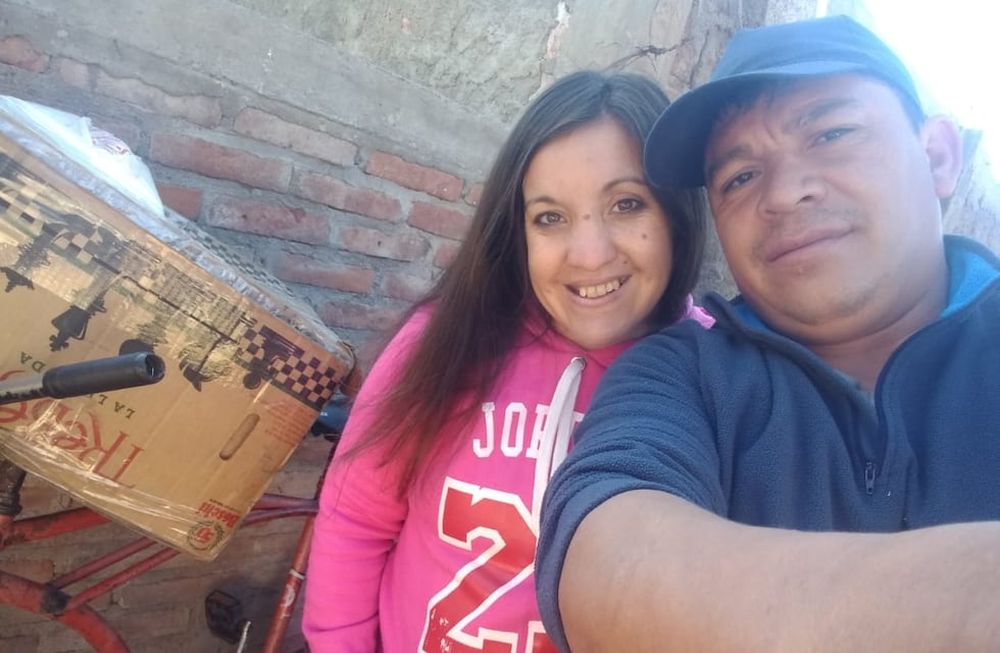 Melina y Pablo Basualdo, un matrimonio que hornea tortitas para la venta ambulante y que decidió donar gran parte de la producción del día a familias carenciadas.
