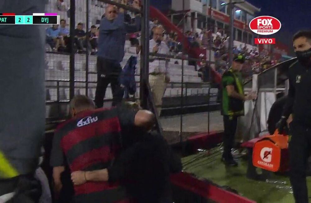 Los entrenadores de Patronato y Defensa y Justicia se cruzaron en los vestuarios.