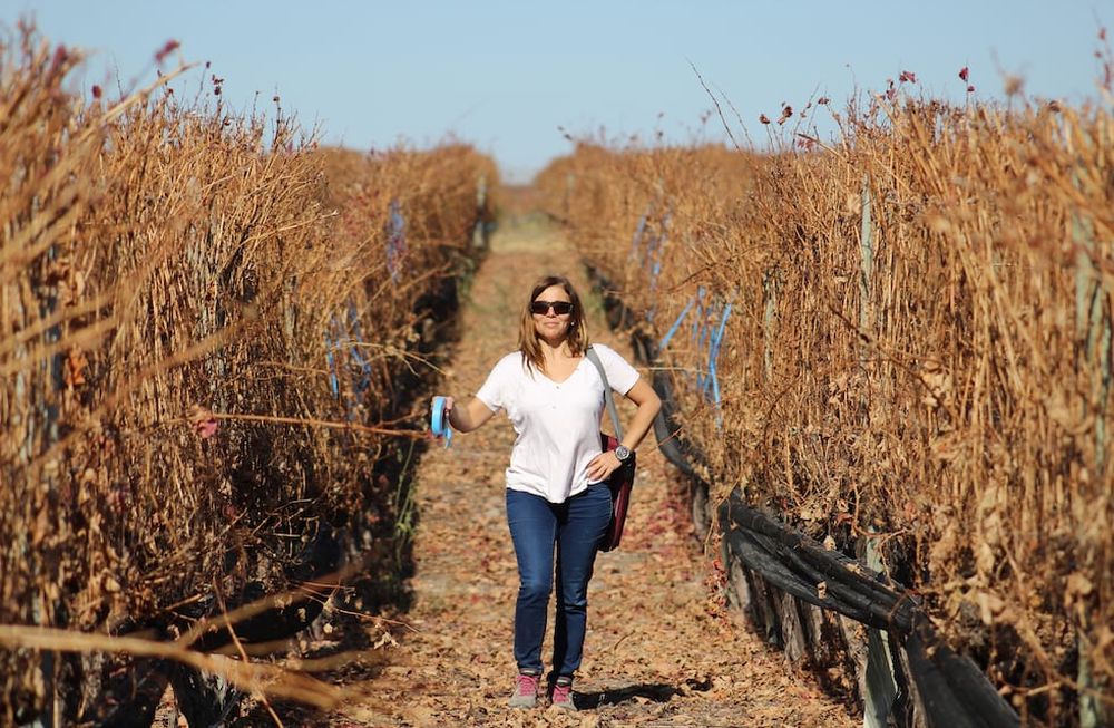 Leonor Deis en los viñedos de la Bodega Doña Paula para saber cómo responden las plantas a los cambios de temperatura