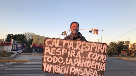 Los Andes | Abel Trillini, El Motivador de la Costanera, regresó al nudo vial esta mañana después de casi 6 meses. Por mí vendría todos los días.