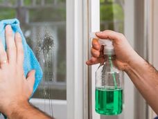 Es una alternativa económica para el mantenimiento habitual de ventanas, puertas de vidrio y mamparas de baño.