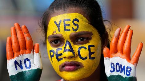 Los Andes | Estudiante participa en una manifestación por la paz para conmemorar el aniversario del bombardeo atómico de Hiroshima y Nagasaki en la Segunda Guerra Mundial en Mumbai, India, el sábado 6 de agosto de 2022. (AP)