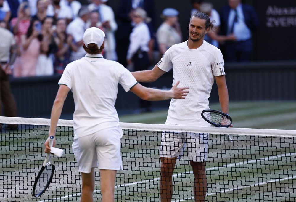 Jannik Sinner de Italia es saludado por el jugador de tenis de Alemania Alexander Zverev despu&eacute;s de ganar en la categor&iacute;a single varones en el marco del torneo de Wimbledon en Londres.&nbsp;