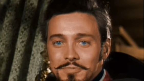 Por esto es que Disney decidió apartar a Britt Lomond, de El Zorro. (web)
