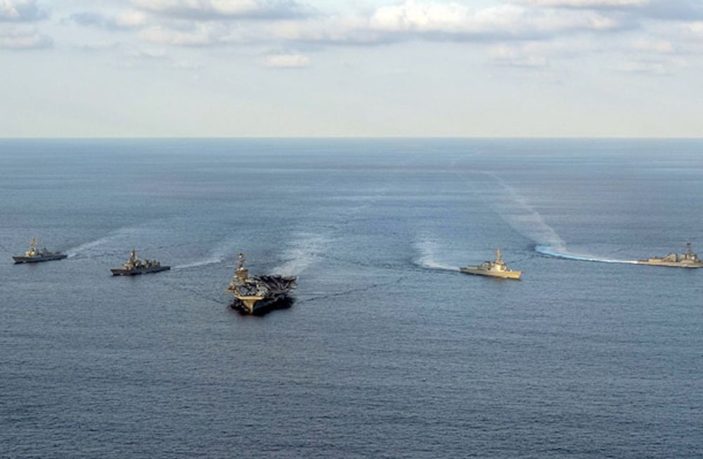 De izquierda a derecha: el destructor de misiles guiados USS Kidd, el destructor Kirisame de la Fuerza de Autodefensa Marítima de Japón, el portaaviones de propulsión nuclear USS Carl Vinson, el destructor Sejong el Grande equipado con Aegis de Corea del Sur, y el destructor estadounidense USS Sterett, equipado con Aegis, navegando en aguas sureste frente a la isla de Jeju.