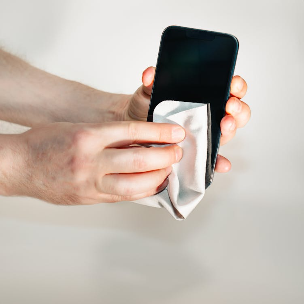 Cómo limpiar la pantalla de tu teléfono de forma adecuada.