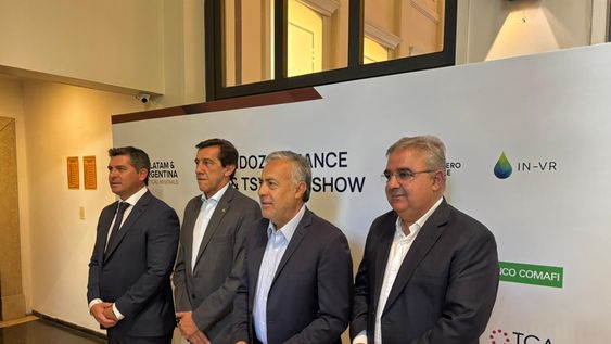 Alfredo Cornejo, junto a los gobernadores de San Juan, Marcelo Orrego; de Catamarca, Raúl Jalil y de Jujuy, Carlos Sadir, que participan de la mesa de cobre en &nbsp;el “Finance Day & TSX Roadshow” en Mendoza.