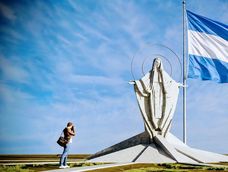 El monumento a la Santa Madre, en Rivadavia, en tono mundialista, según sus promotores.&nbsp;