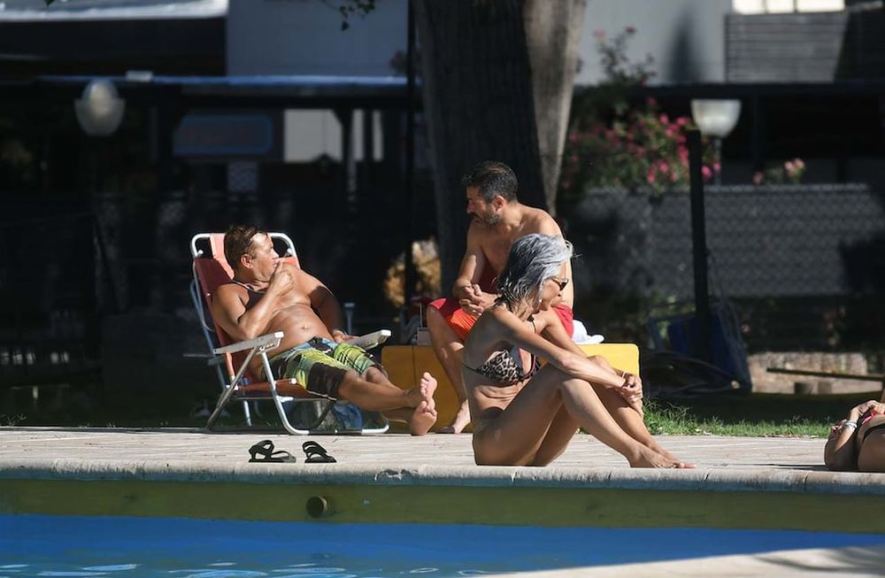 Altas temperaturas se registran en la provincia de Mendoza, donde los mendocinos disfrutan de la pileta para aliviar el calor. Foto: José Gutierrez / Los Andes