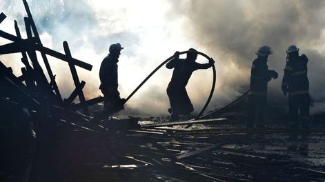 Una familia quedó atrapada en un incendio en Guaymallén. La casa era muy precaria: hecha de nylon y maderas.&nbsp;