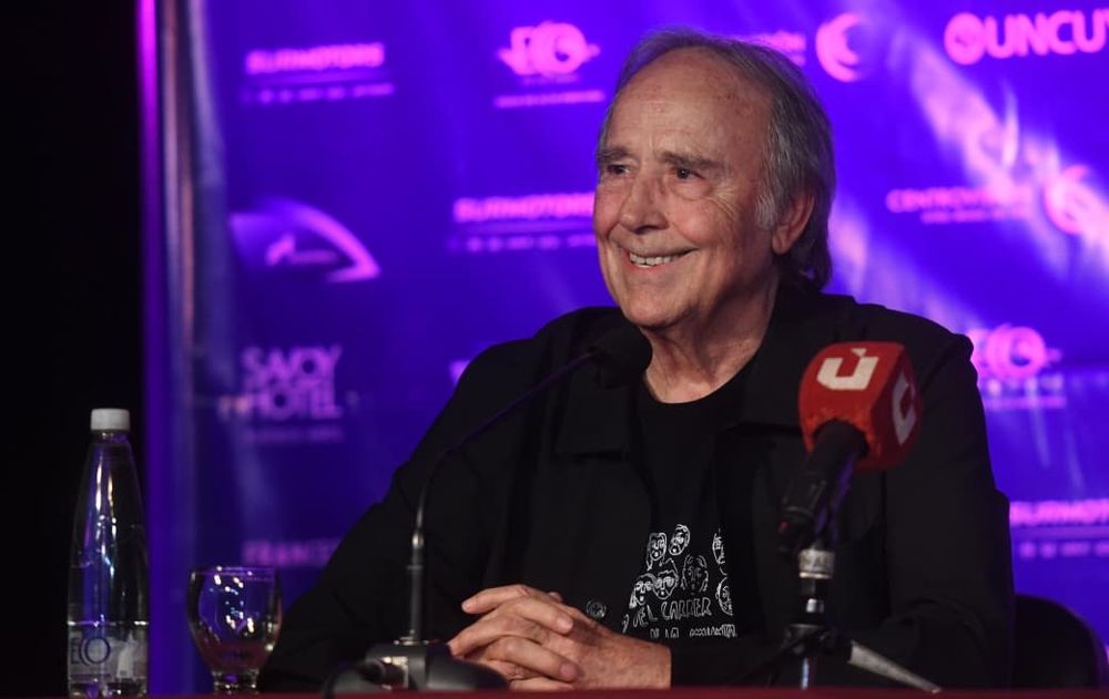 Con un clima cercano e íntimo, Serrat compartió reflexiones sobre la vigencia de sus canciones y el impacto cultural de su trayectoria.