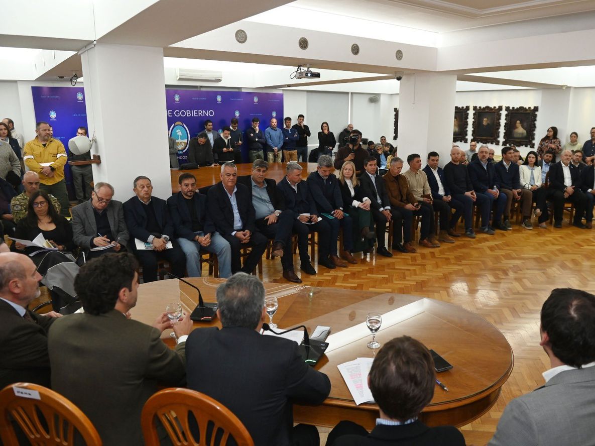 El gobernador Alfredo Cornejo reunió a 16 de los 18 intendentes en Casa de Gobierno.