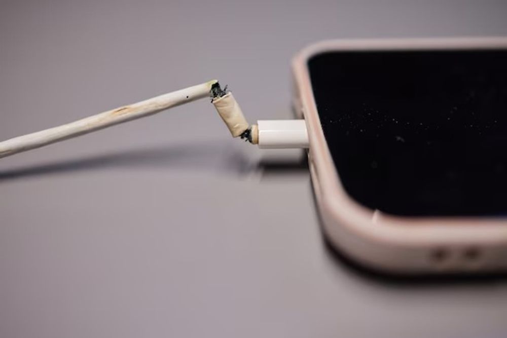 El cargador viejo o roto de celular sirve para crear obras de reciclaje.