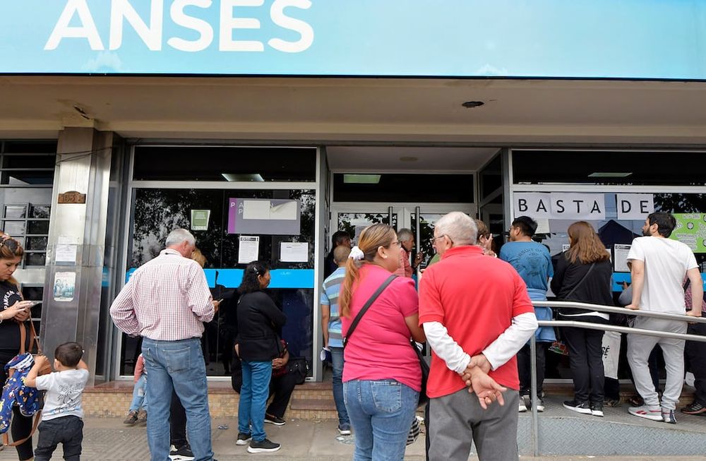 Cuál es el monto de la jubilación mínima en mayo, con el aumento del 11% y el bono de $70 mil. Foto: Los Andes