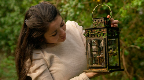 Un cuento de hadas: la mendocina que vive en el corazón de un bosque irlandés y se luce con sus artesanías. | Foto: Gentileza