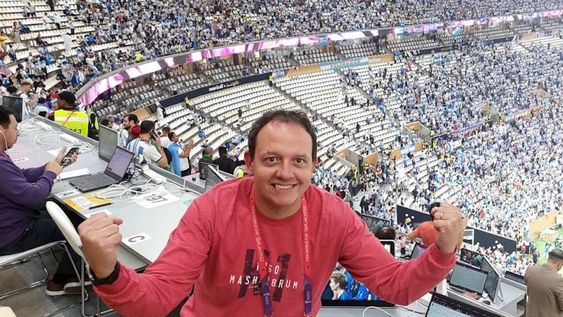 Diego Bautista, enviado especial de Los Andes al Mundial Qatar 2022, en pleno festejo tras el penal de Montiel en el Lusail. Inolvidable. / gentileza