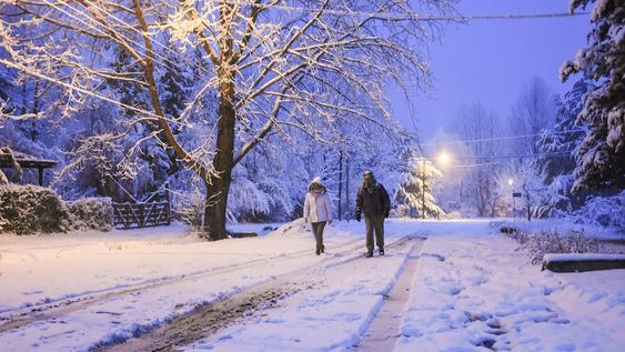 Dos mendocinos salieron a disfrutar de los paisajes nevados en Potrerillos, cuyas calles estaban cubiertas. Foto: Mariana Villa / Los Andes