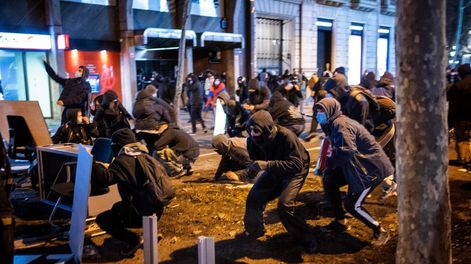 No son los raps de Hasél los que sacuden el trono desacomodando a Felipe VI. Son los sobornos acumulados en cuentas secretas de bancos suizos los que están carcomiendo la corona borbónica.