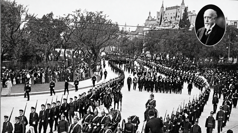 La despedida de Roca. El cortejo fúnebre atraviesa laPlaza San Martín, en Buenos Aires, en octubre de 1914. Tropas a pie y a caballoacompañan el féretro, mientras el público presencia el paso de la comitiva. Enel ángulo superior derecho, un retrato del expresidente. Fotografía restauradadigitalmente. Gentileza.&nbsp;