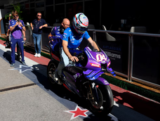 Colapinto se subió a una moto de MotoGP del equipo Prima Pramac Yamaha con la que llegó al paddock del Circuito de las Américas (COTA) en Austin, en la previa del Gran Premio de Estados Unidos.