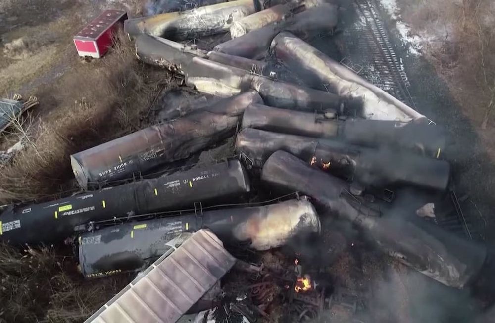 El descarrilamiento y posterior explosión de varios vagones del tren que pasaba por East Palestine, en Ohio, Estadous Unidos, impulsó una investigación hacia la empresa responsable por éste y varios otros descarrilamientos más en todo el país.
