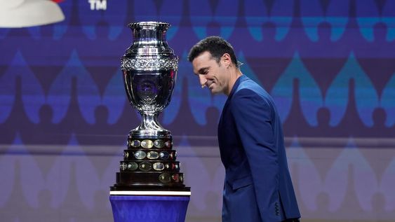 El técnico de Argentian Lionel Scaloni observa el trofeo de la Copa América 2024 durante el sorteo del torneo, el jueves 7 de diciembre de 2023, en Miami. (AP Foto/Lynne Sladky)
