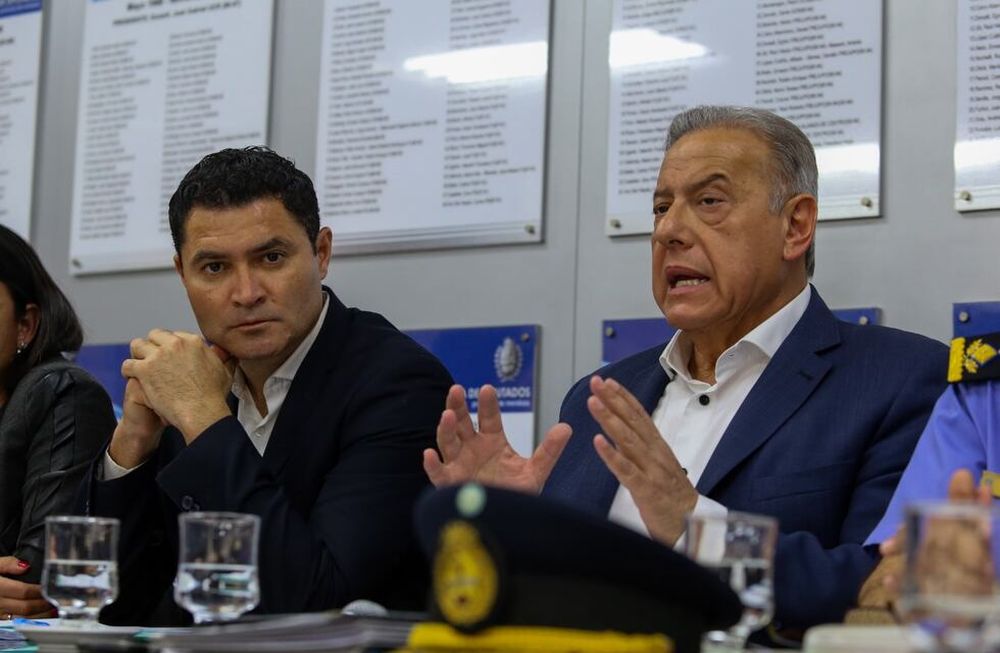 El ministro de Seguridad, Raúl Levrino, explica el presupuesto 2023. Al lado, el diputado Jorge López, presidente de la comisión de Hacienda.