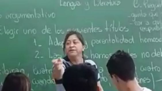 La mujer, harta de reclamar, enfrentó al acosador de su hijo y lo atacó. Hace pocas horas dio su versión de los hechos y pidió disculpas.