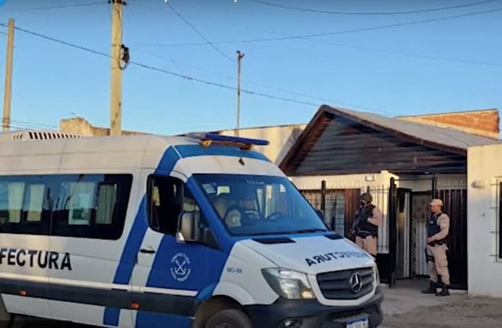 Los efectivos detuvieron a nueve personas y secuestraron dinero en efectivo, tres autos, una camioneta, dos motos, marihuana y cocaína. Gentileza: Captura Youtube Ministerio de Seguridad.