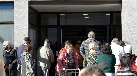 Jubilados mendocinos afuera de un banco en día de cobro. Foto: Orlando Pelichotti / Los Andes