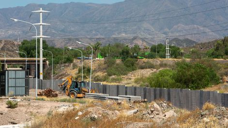 Ciudad frenó la obra del polémico muro que construye la UNCuyo