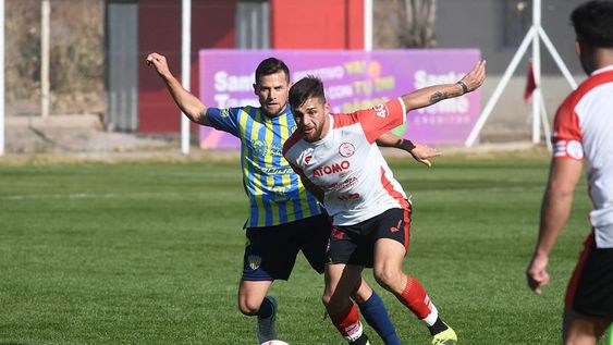 El delantero de Huracán Javier Peñaloza se escapa ante la marca del defensor puntano Gabriel Ojeda. Huracán y Juventud igualaron 1-1 en la cancha de FADEP. José Gutiérrez / Los Andes