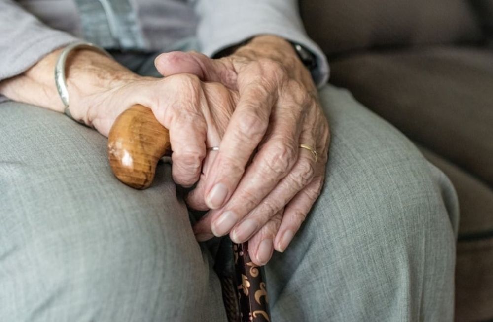 Un nuevo informe de la Universidad Católica Argentina (UCA) advirtió sobre la crítica situación que atraviesan los adultos mayores en Argentina. La entidad dio cuenta de que 1 de cada 4 personas mayores se encuentra en situación de pobreza multidimensional.